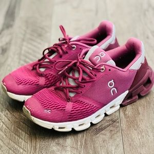 ON cloud magenta running shoes women’s 7.W